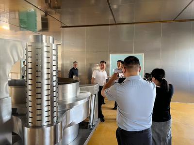 欢迎浙江**餐饮企业李总考察安徽今特食品有限公司，洽谈干锅牛蛙调料贴牌定制合作！